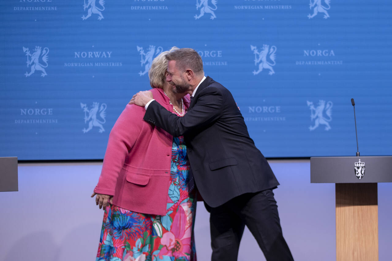 Statsminister Erna Solberg (H) og helseminister Bent Høie (H) gir hverandre en klem under pressekonferansen om gjenåpningen av Norge. Omtrent annenhver nordmann har fulgt deres eksempel den siste uken, ifølge en undersøkelse fra Opinion.Foto: Javad Parsa / NTB