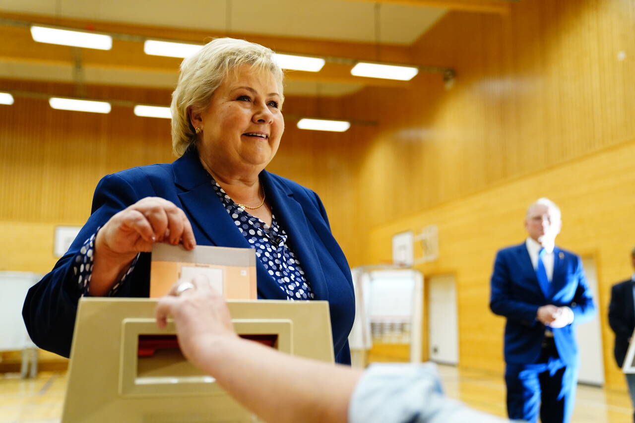 Statsminister Erna Solberg (H) avga sin stemme i stortingsvalget 2021 på Skjold skole i Bergen mandag formiddag.Foto: Håkon Mosvold Larsen / NTB