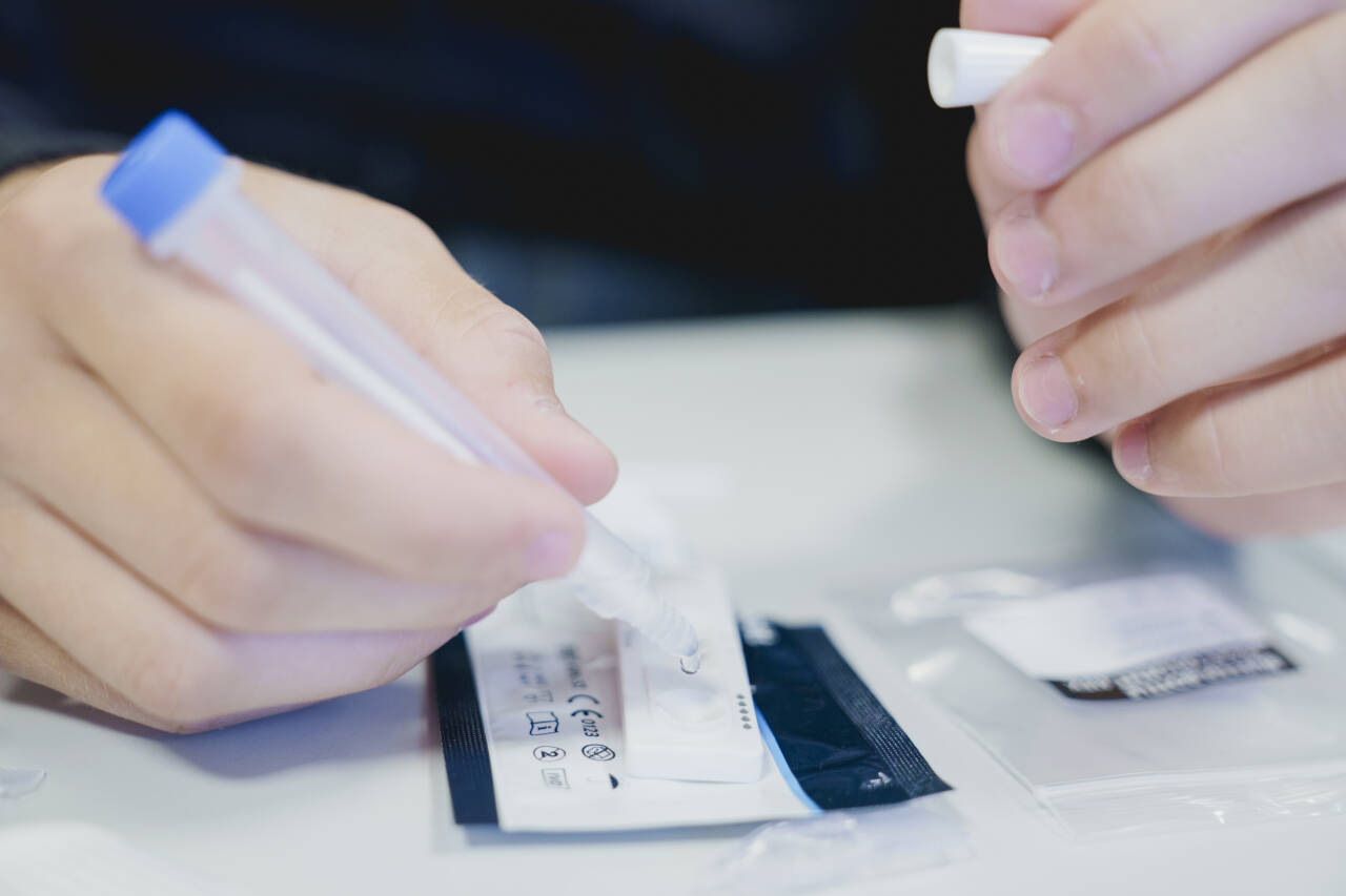 Mange elever har fått utdelt koronatest-kit, og de skal selv gjennomføre testen. Fra mandag av blir koronahåndteringen lagt om, slik at det blir mindre oppfølging for kommunene. Foto: Stian Lysberg Solum / NTB