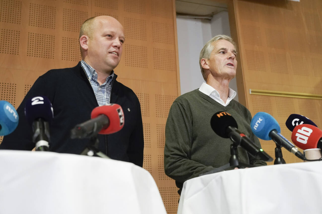 Trygve Slagsvold Vedum og Jonas Gahr Støre på onsdagens pressekonferanse.Foto: Terje Pedersen / NTB