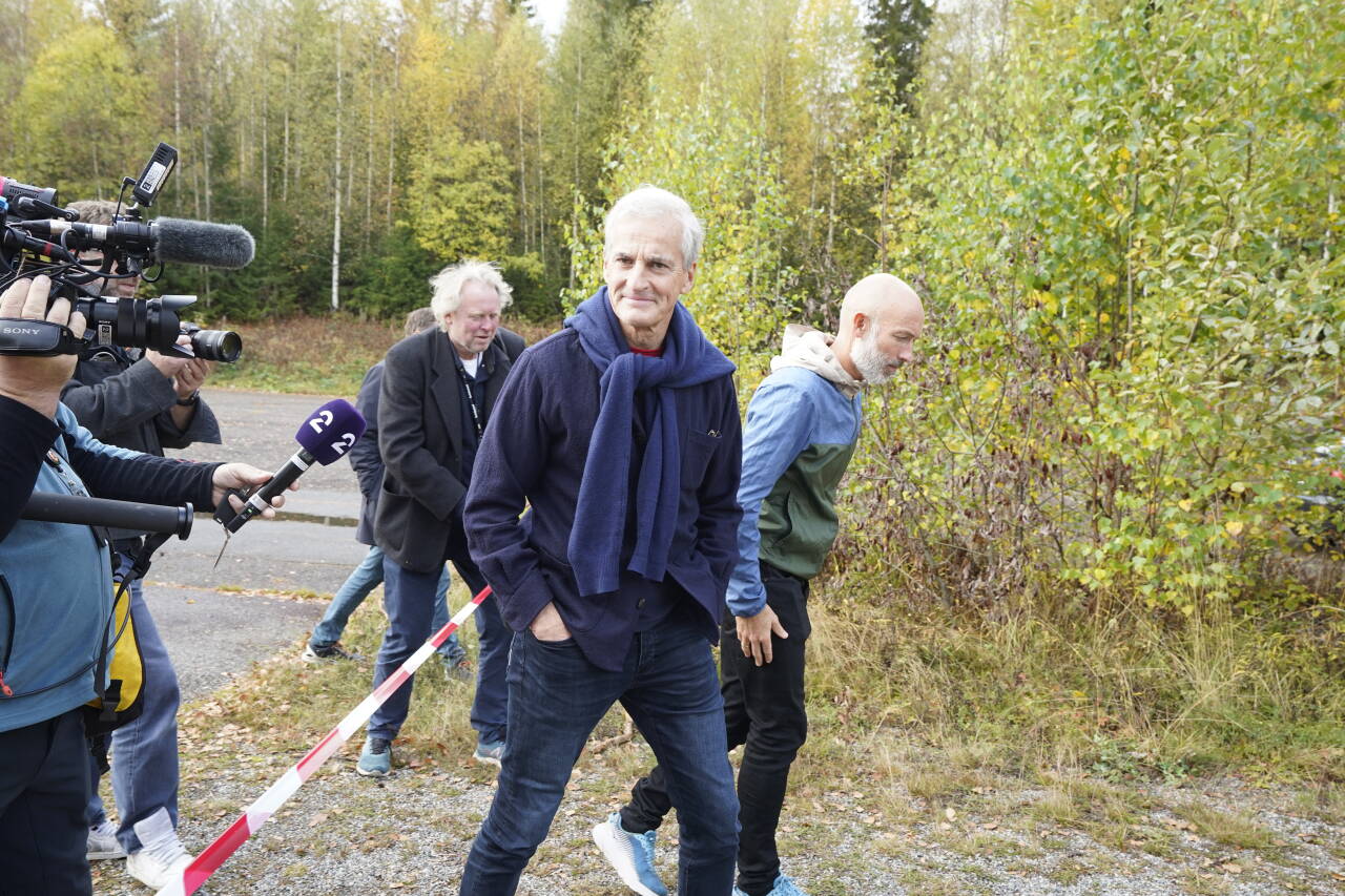 Ap-leder Jonas Gahr Støre gikk tirsdag en tur utenfor Hurdalsjøen Hotell sammen med sin taleskriver Thomas Boe Hornburg – og med pressen på slep. Foto: Lise Åserud / NTB