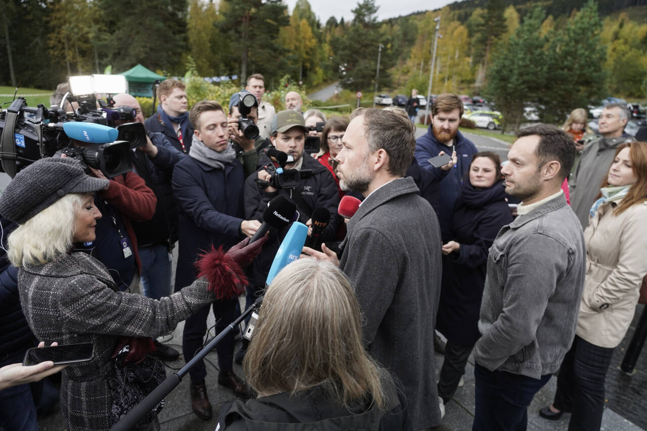 SV-leder Audun Lysbakken ble møtt av et stort presseoppbud da han kunngjorde brudd i regjeringssonderingene onsdag. Foto: Terje Pedersen / NTB