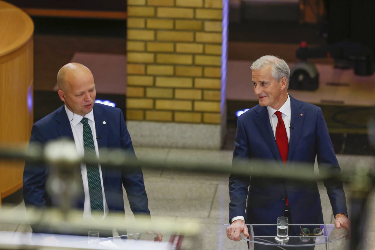 Sp-leder Trygve Slagsvold Vedum (t.v.) og Ap-leder Jonas Gahr Støre under partilederdebatten på Stortinget natt til tirsdag. De to skal møtes onsdag kveld. Foto: Trond Reidar Teigen / NTB