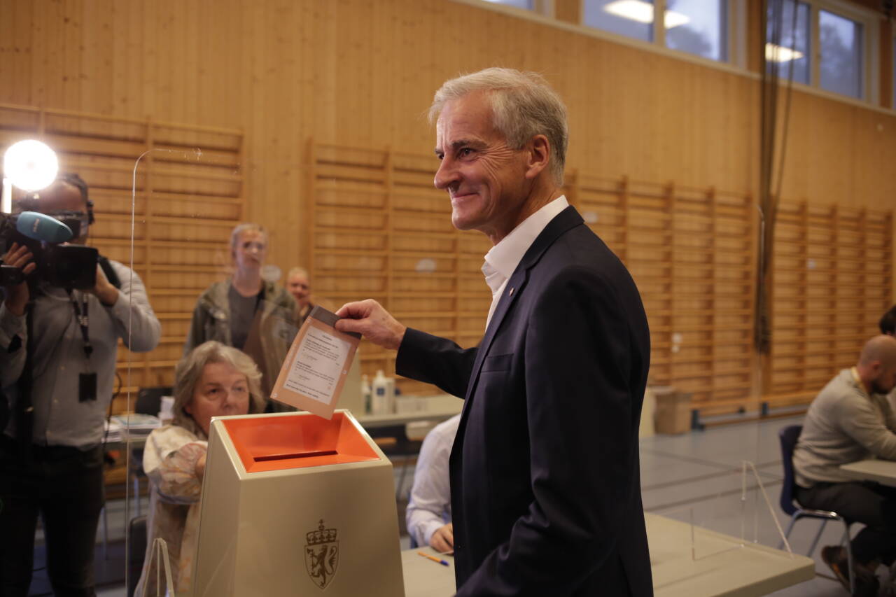 Ap-leder Jonas Gahr Støre avga søndag sin stemme i stortingsvalget 2021 på Svendstuen skole. Foto: Javad Parsa / NTB