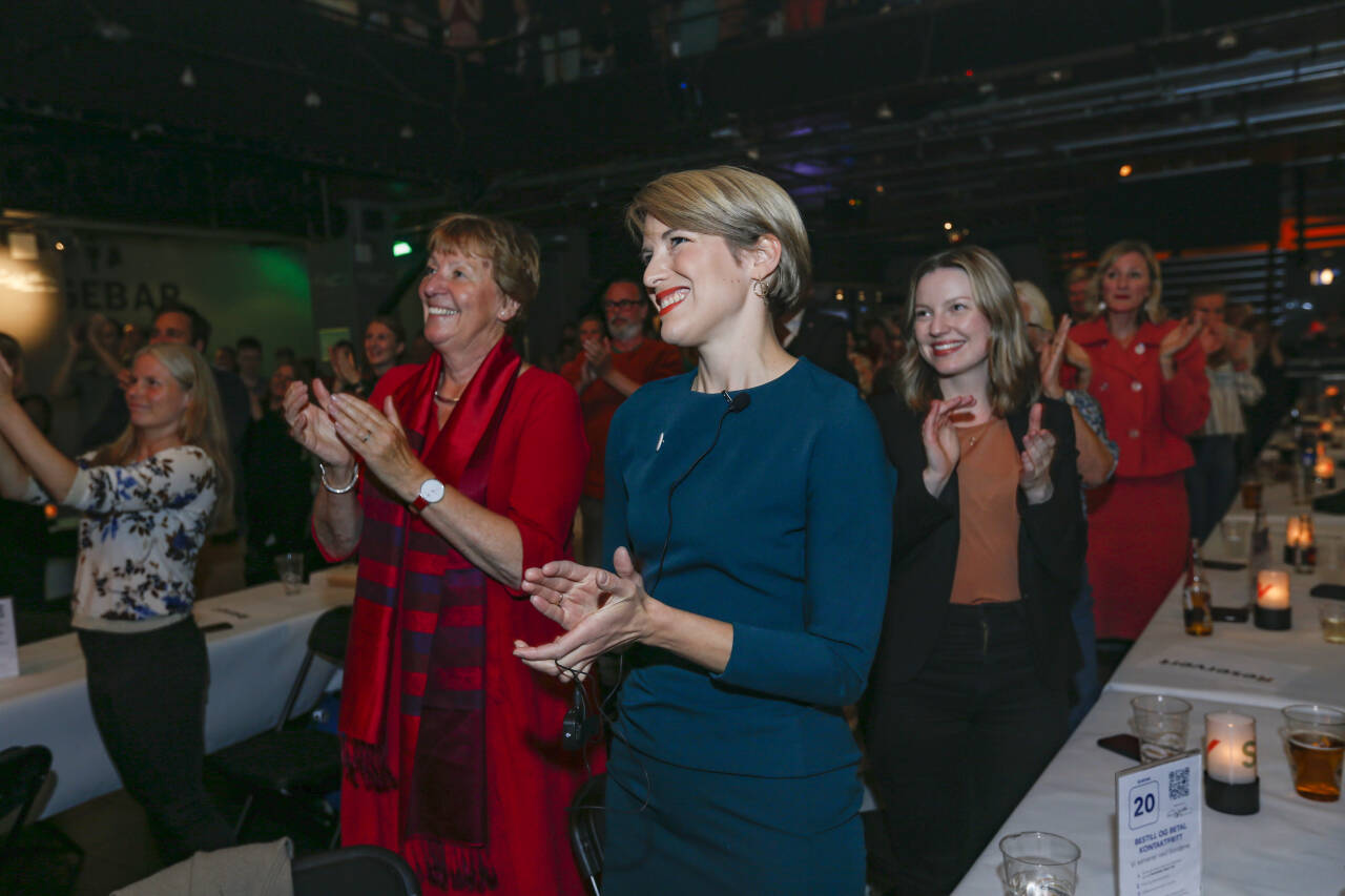 Marianne Borgen og Kari Elisabeth Kaski under SVs valgvake på Rockefeller ved stortingsvalget 2021. Foto: Trond Reidar Teigen / NTB