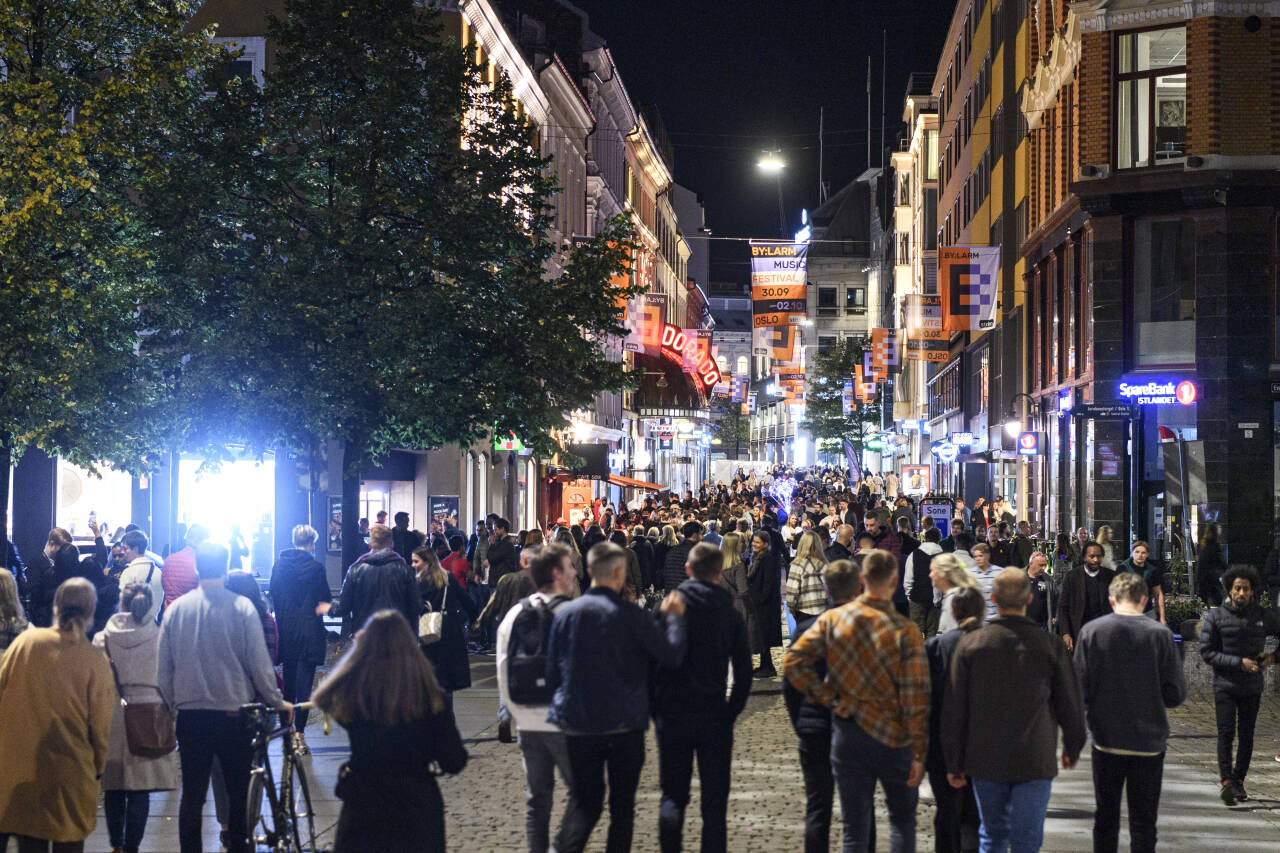 Det var mye folk ute i Oslo lørdag kveld. Foto: Naina Helén Jåma / NTB