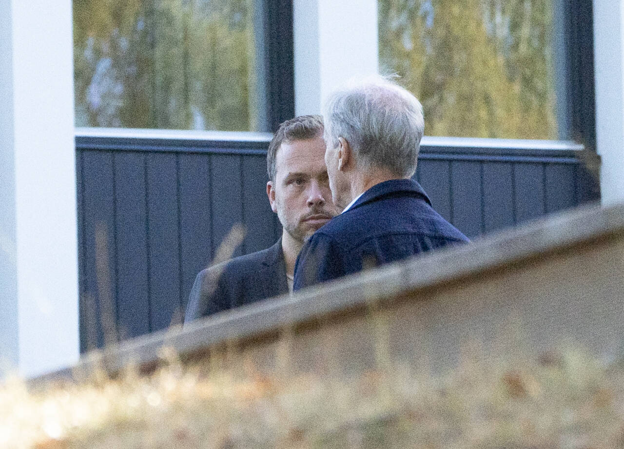 Jonas Gahr Støre (Ap) og Audun Lysbakken (SV) diskuterer på utsiden av Hurdalsjøen hotell under sonderingene mellom Ap, SV og Sp. Foto: Torstein Bøe / NTB