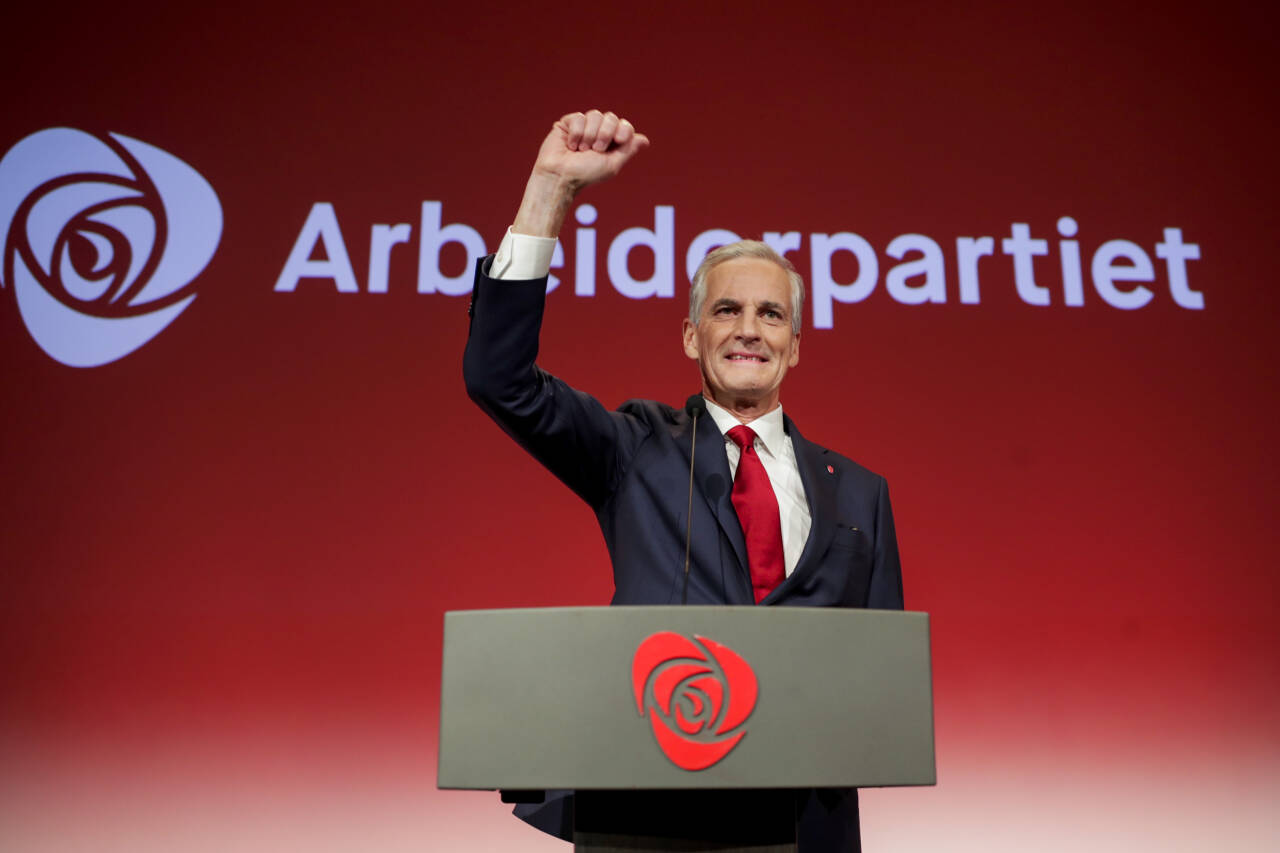 Ap-leder Jonas Gahr Støre taler Arbeiderpartiets valgvake i Folkets Hus i Oslo. Han ligger nå godt an til å overta som statsminister etter Høyre-leder Erna Solberg. Foto: Javad Parsa / NTB