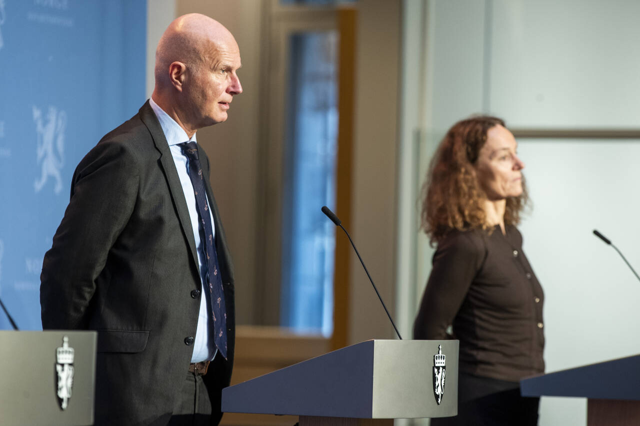 Helsedirektør Bjørn Guldvog og Camilla Stoltenberg i Folkehelseinstituttet.Foto: Terje Pedersen / NTB