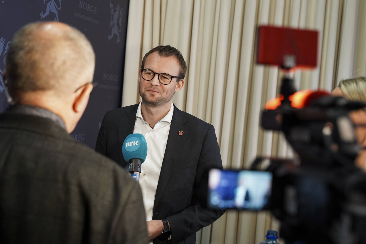 Kjell Ingolf Ropstad møtte pressen fredag. Foto: Ali Zare / NTB