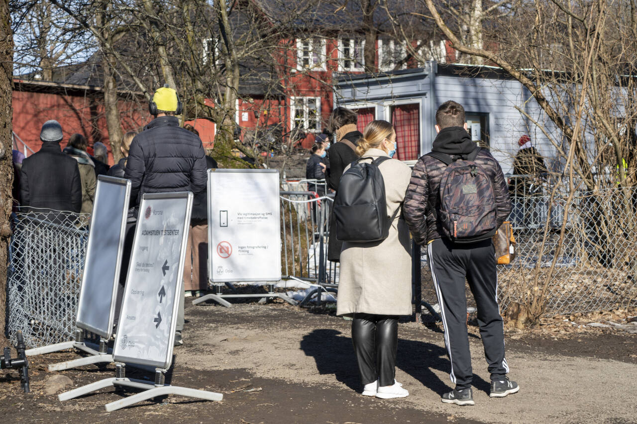 Det er registrert 1.065 nye koronatilfeller i Norge det siste døgnet. Det er 158 flere enn samme dag i forrige uke. Her står folk i kø utenfor teststasjonen på Adamstuen i Oslo. Foto: Terje Pedersen / NTB