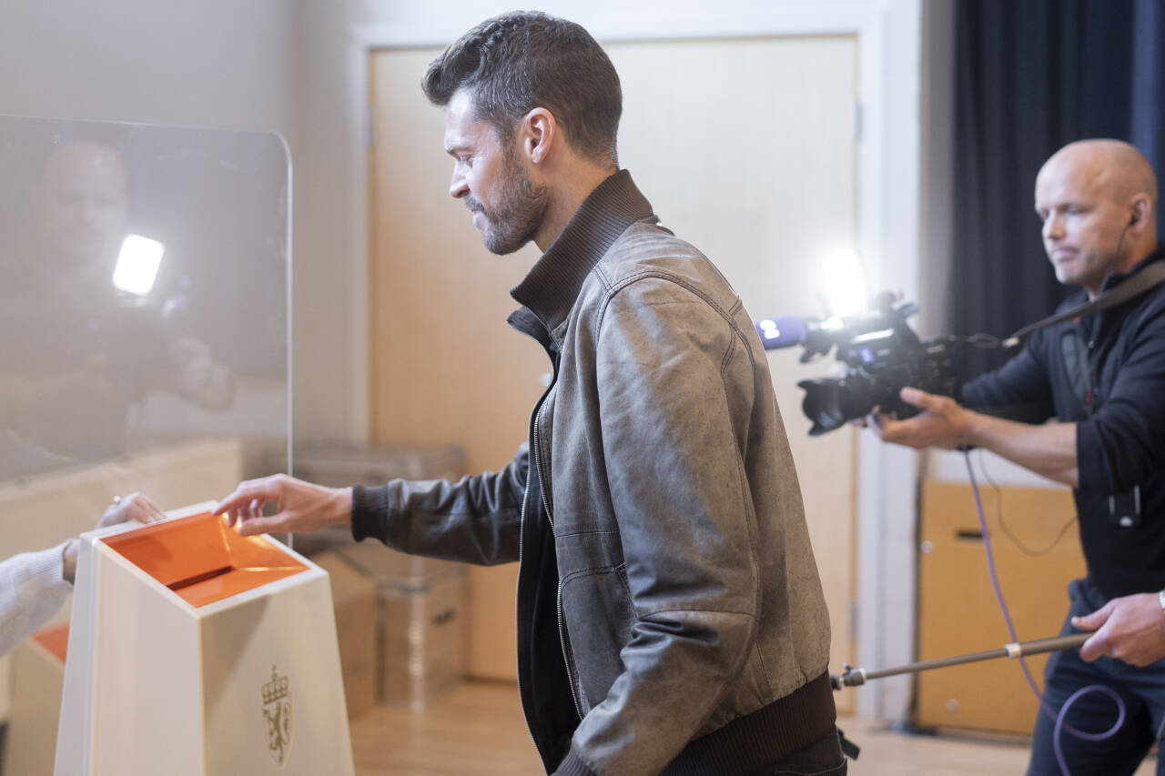 Rødts partileder Bjørnar Moxnes avga søndag sin stemme i stortingsvalget på Nordstrand skole i Oslo. Foto: Fredrik Hagen / NTB