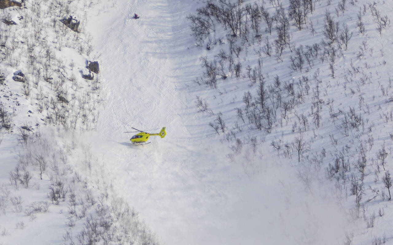 I slutten av mars ble fire personer hentet ut av et snøskred ved Blåruttinden i Balsfjord i Troms. Snøskredfaren er fortsatt betydelig i store deler av landet. Foto: Maja Meyer / Forsvaret / NTB