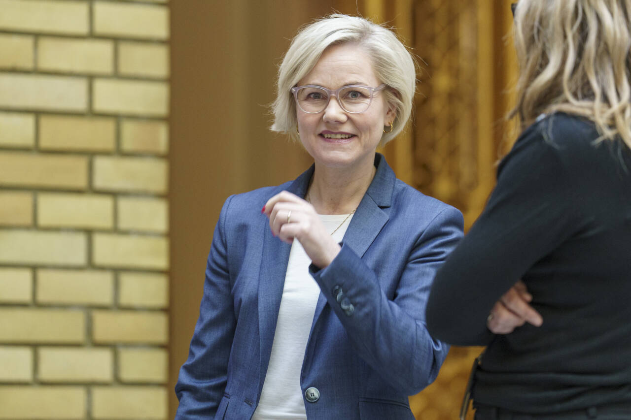 Helse- og omsorgsminister Ingvild Kjerkol (Ap) vil gjøre det enklere for ukrainske flyktninger med helseutdanning å komme i jobb i Norge. Foto: Heiko Junge / NTB