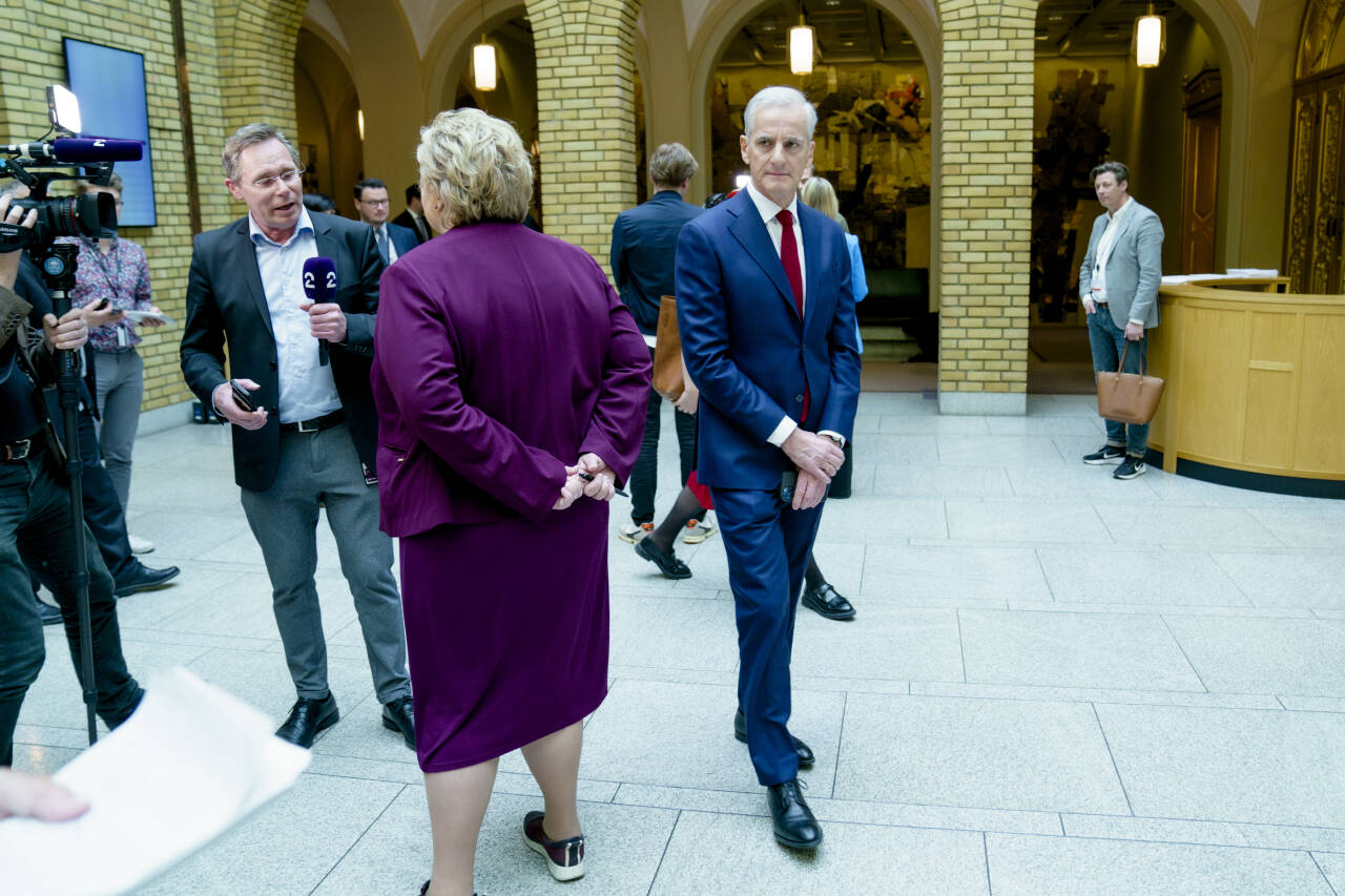 Statsminister Jonas Gahr Støre (Ap) var tirsdag i Stortinget for å redegjøre om krigen i Ukraina. Her står han sammen med Høyre-leder Erna Solberg i vandrehallen. Foto: Stian Lysberg Solum / NTB