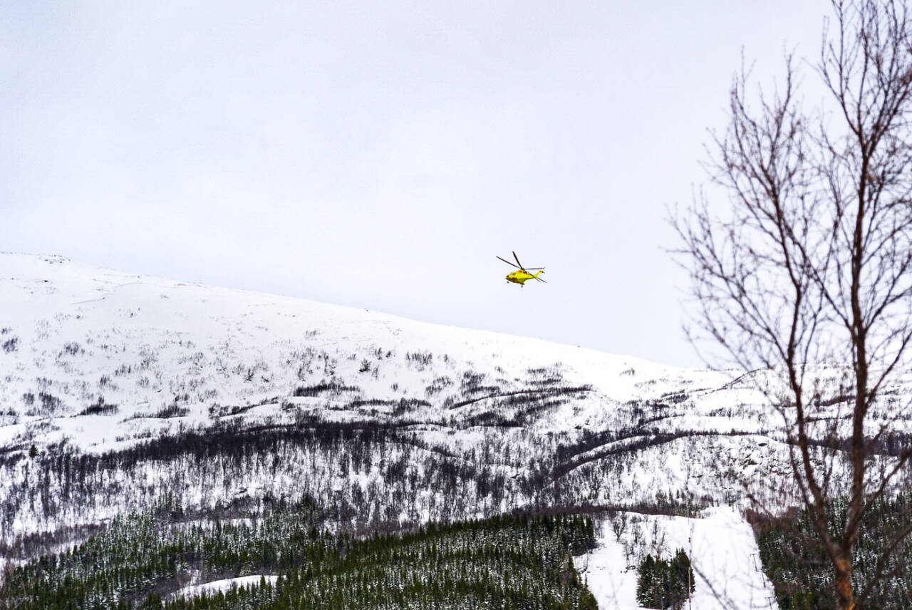 Et ambulansehelikopter i Lyngen etter snøskredet som tok livet av tre menn torsdag. Foto: Marius Hoe / Framtid i Nord / NTB