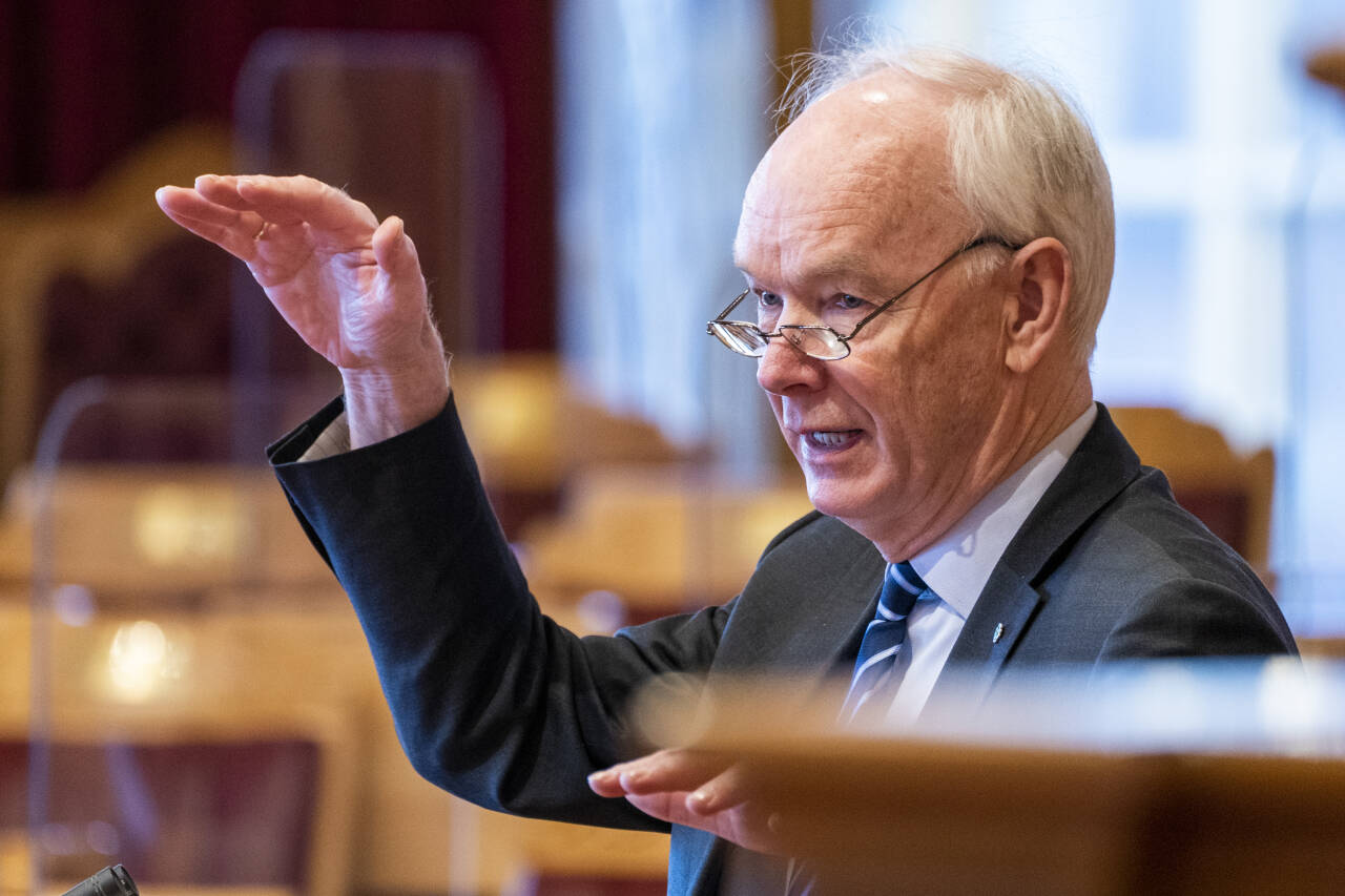 Per Olaf Lundteigen (Sp) mener det er naturlig å la jordbruksoppgjøret dreie seg om inneværende kalenderår. Foto: Terje Pedersen / NTB