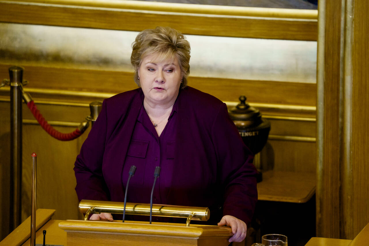 Erna Solberg (H) mener regjeringen må jobbe raskere for å avklare tilpasning når norske havner skal stenges for russiske fartøy. Foto: Stian Lysberg Solum / NTB