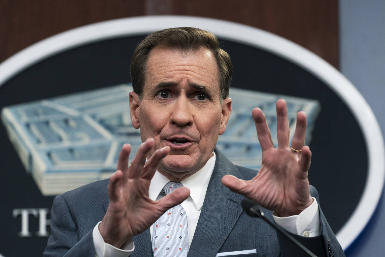 Pentagon-talsmann John Kirby slet med å holde masken da han snakket om Russlands krigføring i Ukraina fredag. Foto: Manuel Balce Ceneta / AP / NTB