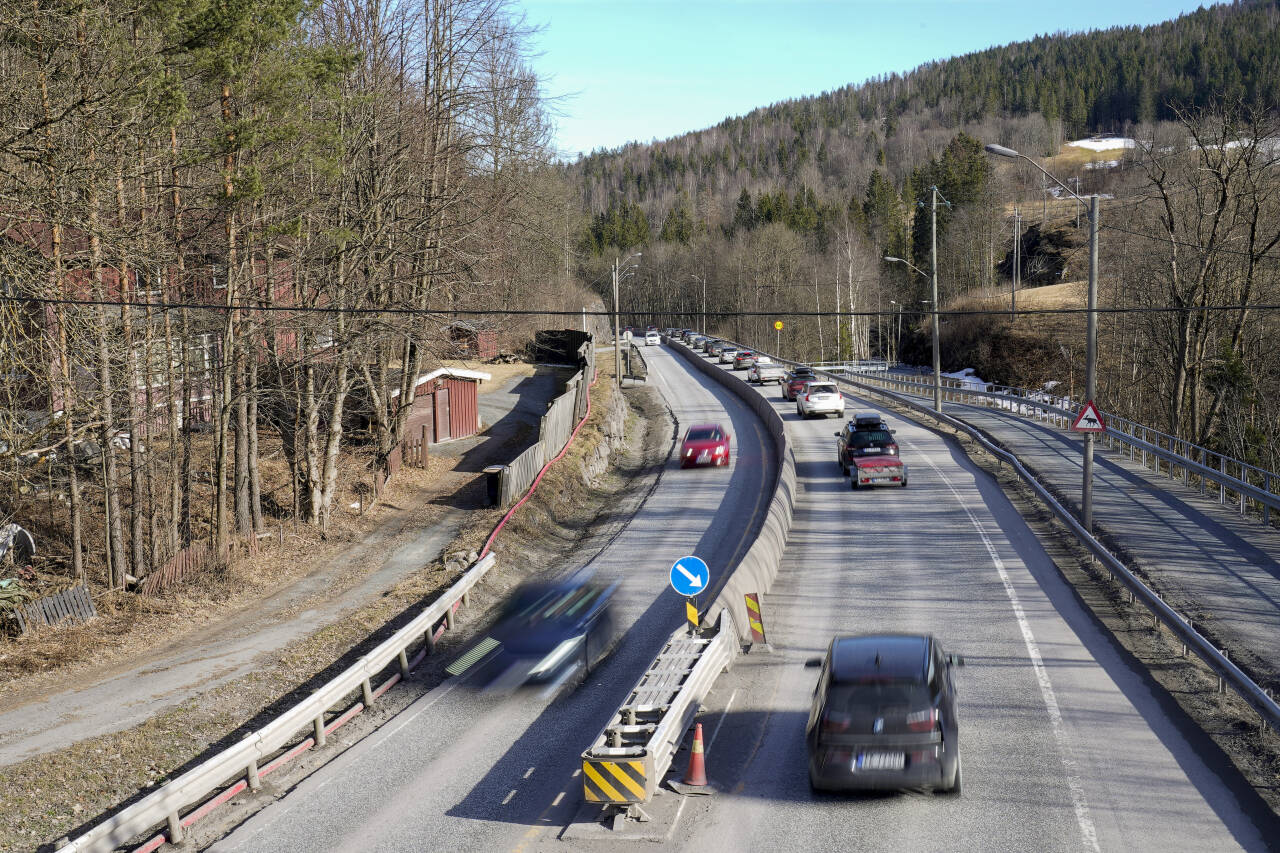 Biler på E16 på vei inn og ut av Oslo mellom Sandvika og Sollihøgda 1. påskedag.Foto: Torstein Bøe / NTB