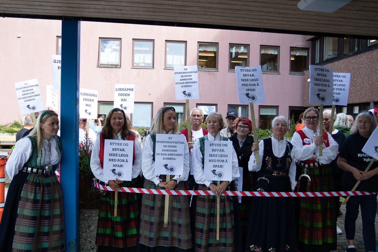 Representanter fra Bunadgeriljaen, i front for å forsvare Kristiansund sykehus og fødeavdelingen. Her ved en tidligere anledning i høst. Foto: Steinar Melby / KSU.NO.