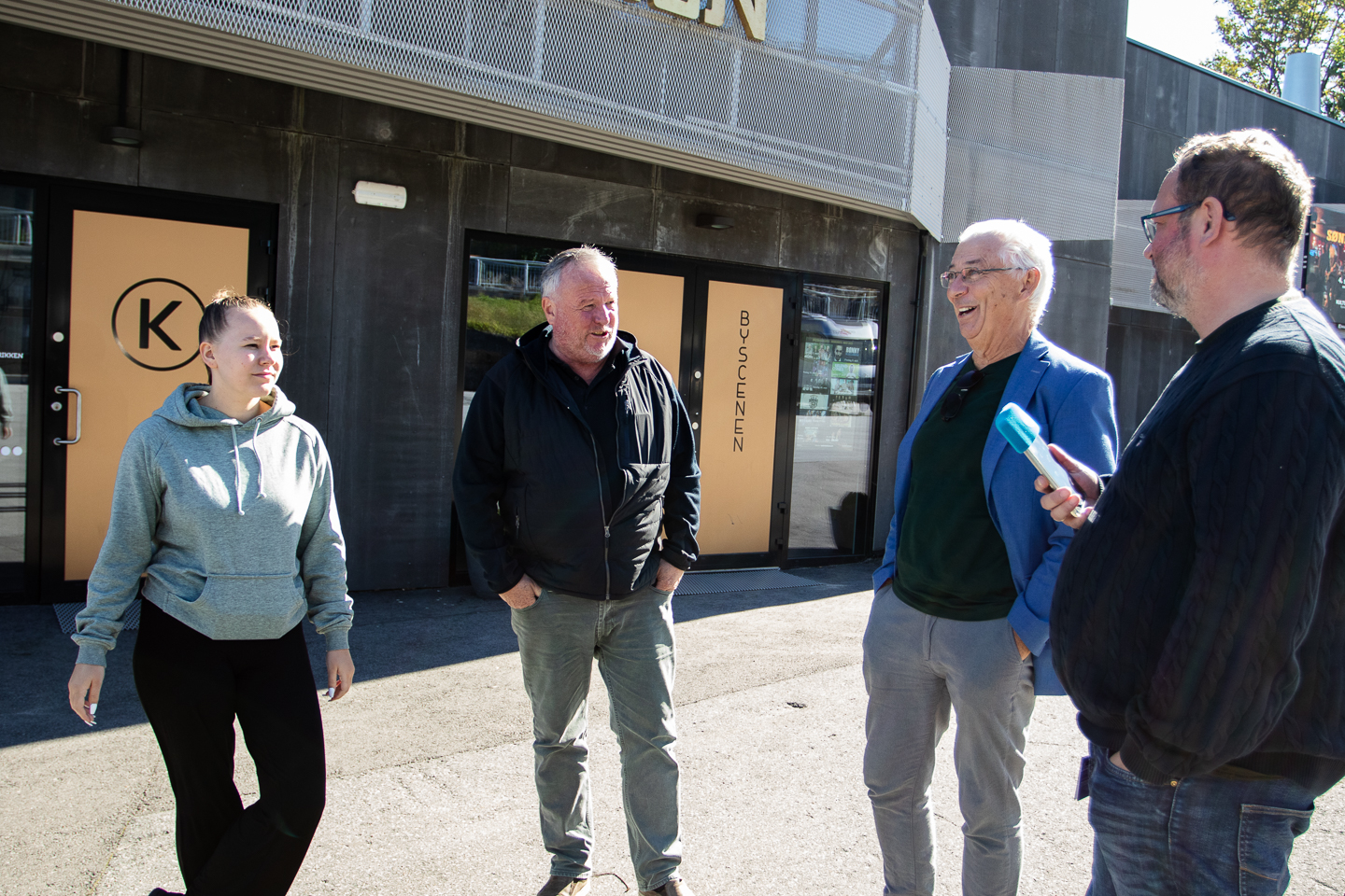 Fra venstre: «Smølabonan» representert ved Isabell Palmu, Einar Wikan og Egil Holberg blir intervjuet av Tore Lyngvær fra NRK på dagens pressekonferanse i Kulturfabrikken. Foto: Steinar Melby /  KSU.NO