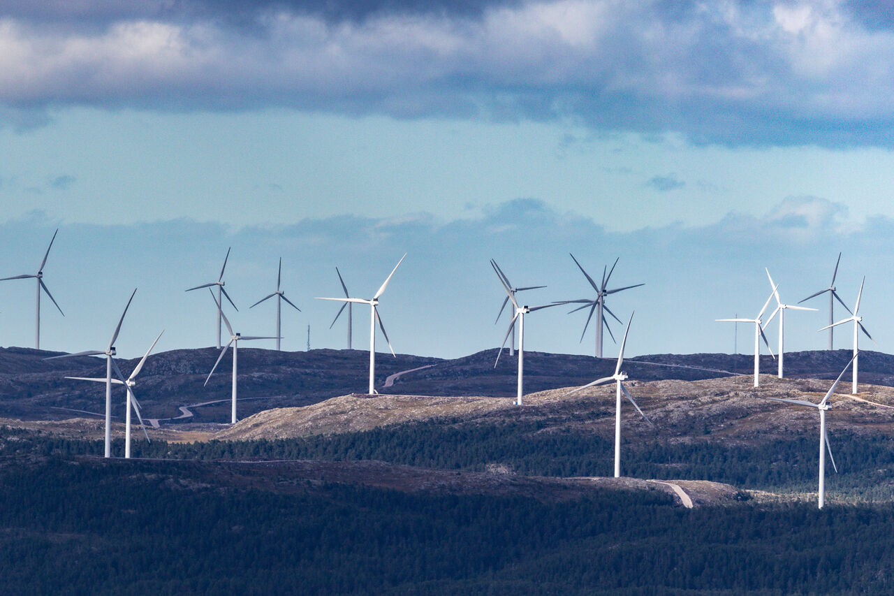 Illustrasjonsfoto med et utsnitt av vindindustrianlegget på Hitra i Trøndelag. Foto: Steinar Melby / KSU.NO