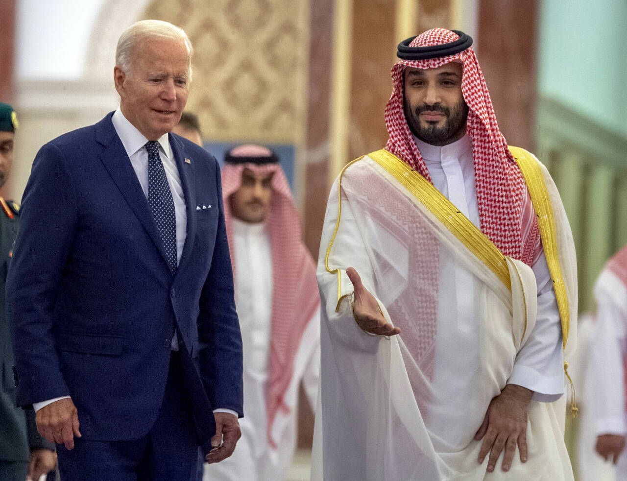 I midten av juli fikk Saudi-Arabias kronprins Mohammed besøk av USAs president Joe Biden. Han har vært nødt til å justere kursen etter tidligere å ha lovet å gjøre Saudi-Arabia til en «pariastat» som følge av drapet på Jamal Khashoggi. Foto: Bandar Aljaloud / Saudi-Arabias hoff / AP / NTB