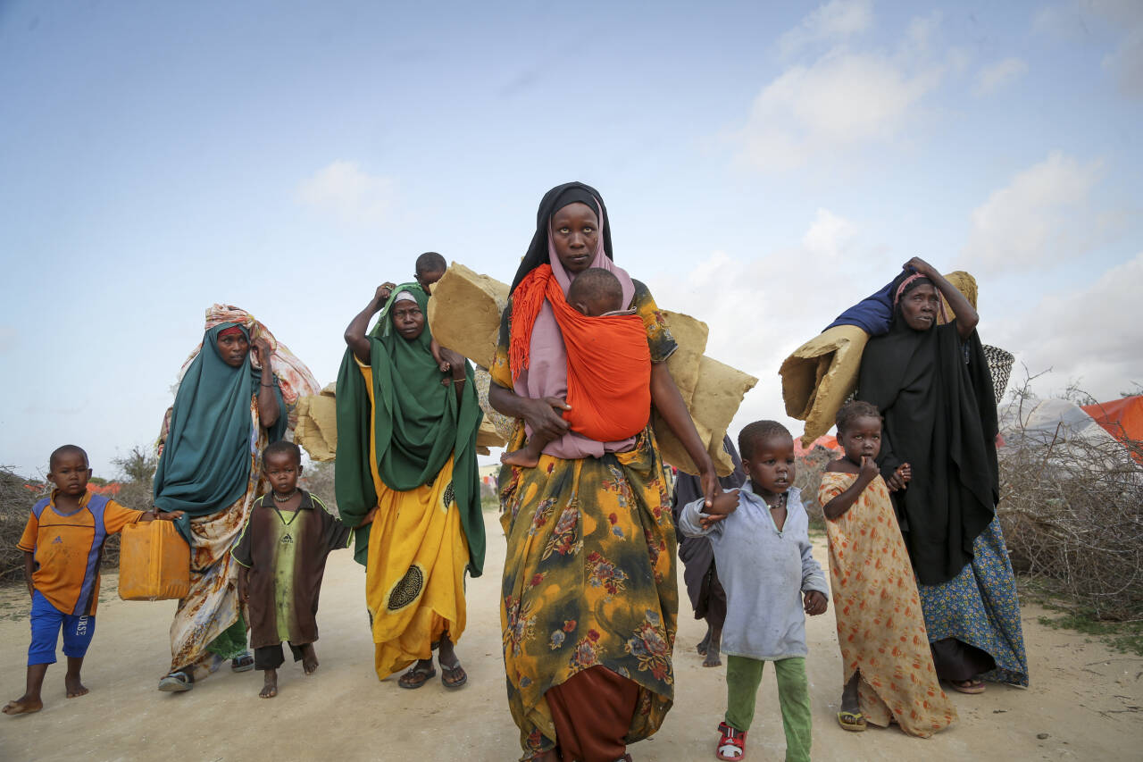 Somaliere som flyktet fra tørkerammede områder, måtte tidligere i sommer søke tilflukt i en provisorisk leir for de fordrevne i utkanten av Mogadishu. Mange millioner mennesker blir rykket opp av naturkatastrofer som følge av klimaendringer, men foreløpig er det etablert få mekanismer for å hjelpe dem. Foto. AP / NTB