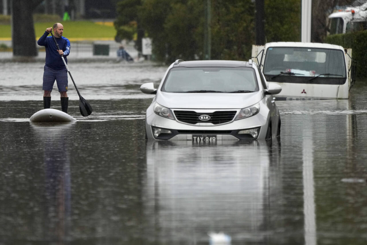 Den australske storbyen Sydney ble i juli igjen rammet av oversvømmelser. I mars ble en halv million innbyggere i Sydney bedt om å evakuere som følge av flom, utløst av voldsomt nedbør langs den australske østkysten. Foto: Mark Baker / AP / NTB