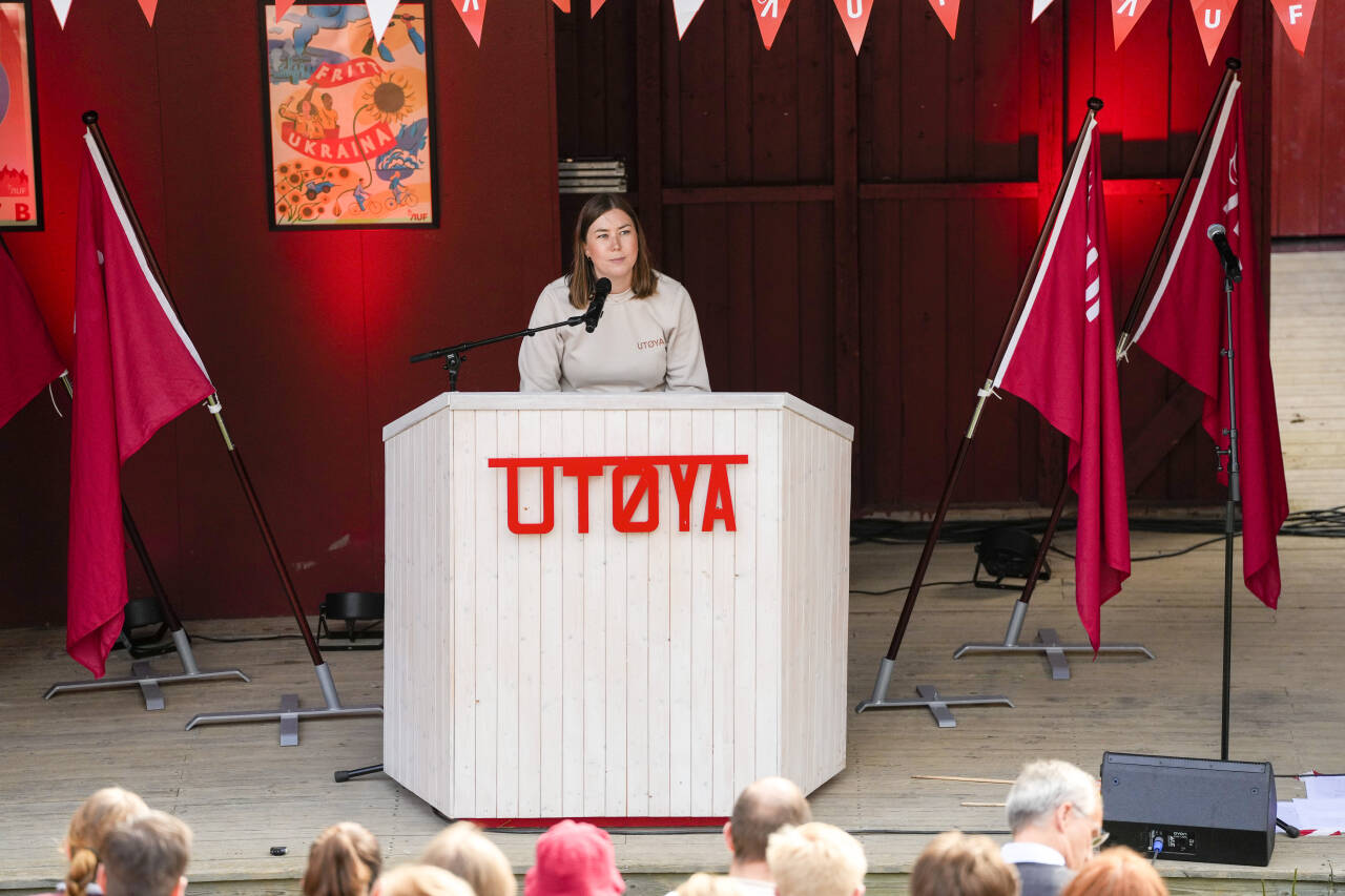Astrid Hoem taler i Bakken under AUFs sommerleir på Utøya torsdag. Foto: Beate Oma Dahle / NTB