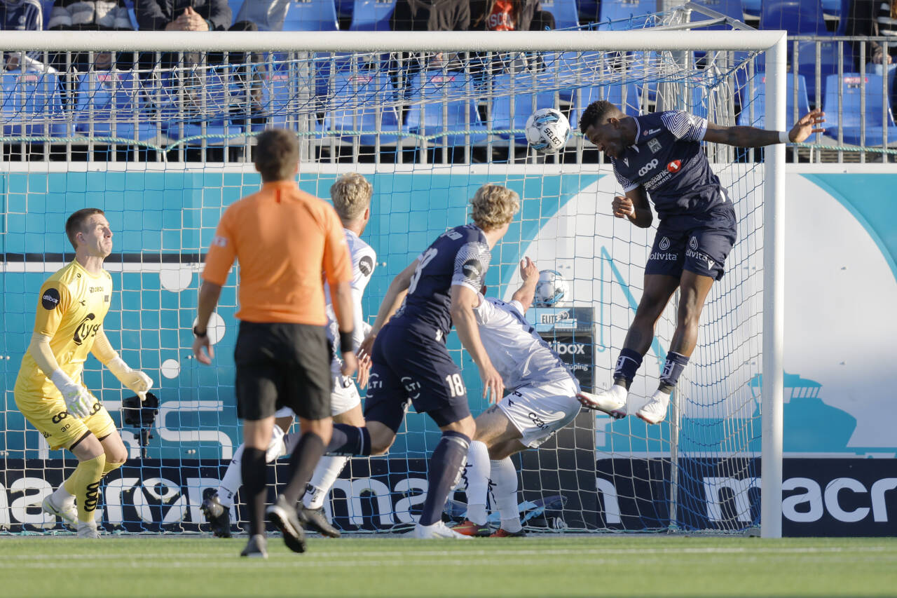 Faris Pemi stanger Kristiansund i ledelsen mot Viking. Senere ble han også tomålsscorer i kampen. Foto: Svein Ove Ekornesvåg / NTB