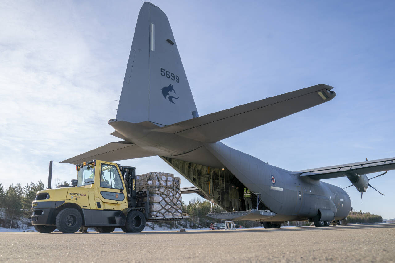 De første leveransene av militært materiell fra Norge til Ukraina var overskuddsmateriell som var faset ut eller i ferd med å bli det. Nå har vi begynt å kjøpe inn nye våpen for å kunne fortsette å støtte det ukrainske forsvaret. Arkivfoto: Torstein Bøe / NTB