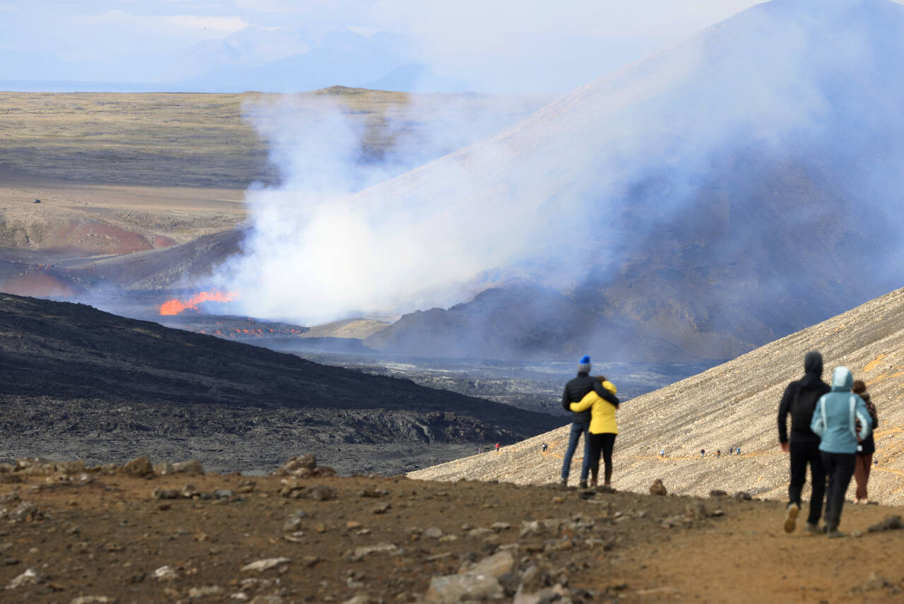 Turister og andre skuelystne tok turen til Fagradalsfjall for å se på vulkanutbruddet onsdag. Foto: Brynjar Gunnarsson / AP / NTB