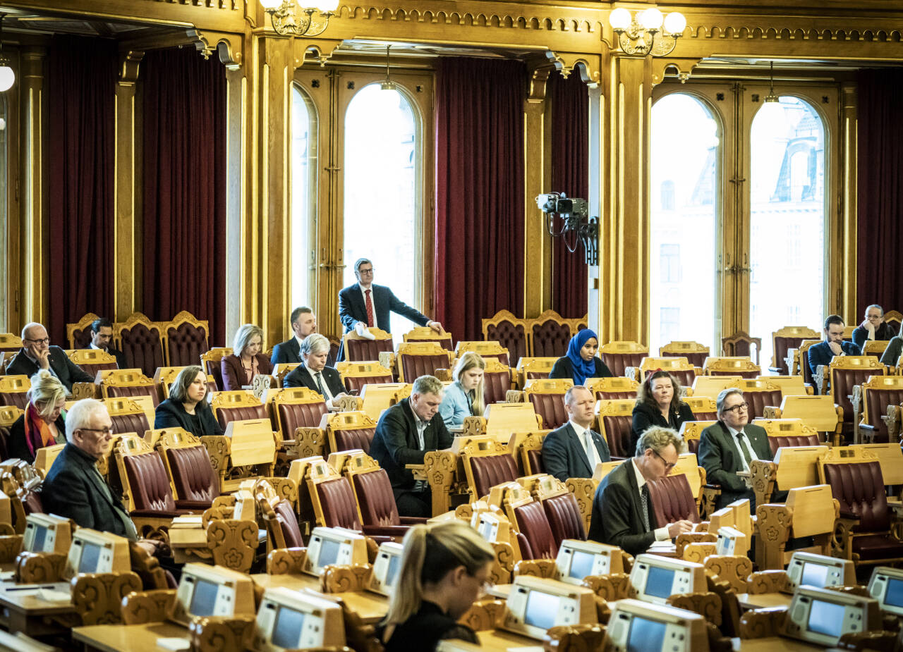 Nordmenn stoler mindre på våre folkevalgte enn før, viser årets tillitsbarometer. Her er representanter i stortingssalen under spørretimen på Stortinget. Illustrasjonsfoto: Ole Berg-Rusten / NTB