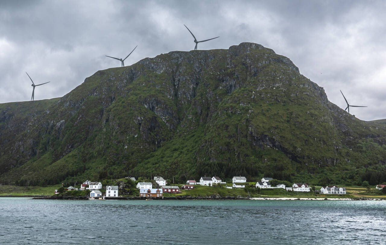 Tettstedet Ulla på Haramsøya i Møre og Romsdal. Vindturbiner tilhørende Haram vindkraftverk på fjellet over Ulla. Foto: Halvard Alvik / NTB