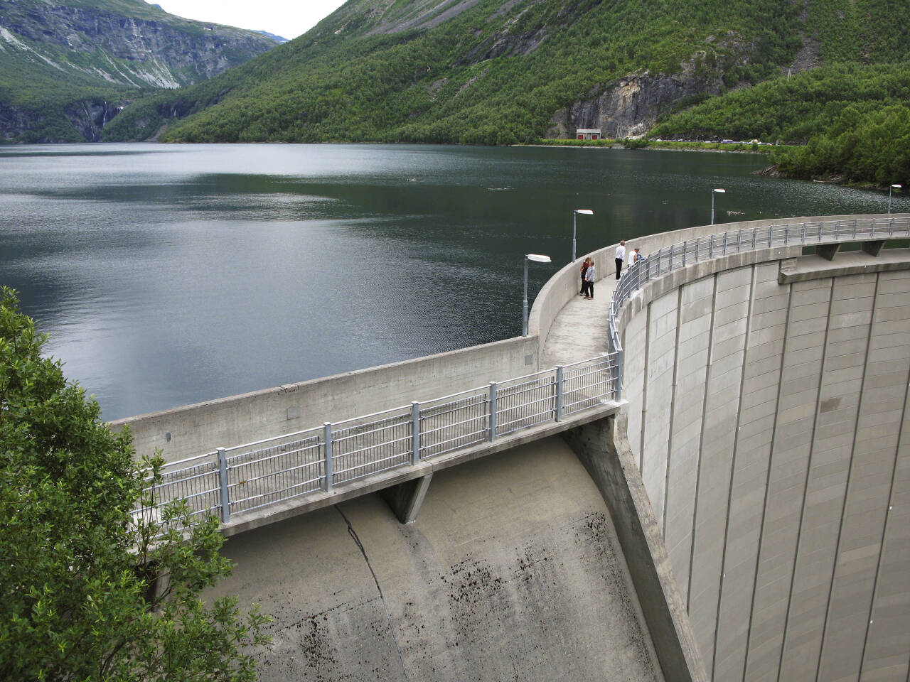 Zakariasdammen i Fjord kommune demmer opp Zakariasvatnet. Dette er hovedmagasinet til Tafjord Kraft, og i sommer har de blitt nødt til å slippe ut vann etter mye regnvær og mye produksjon på strømnettet i området. Foto: Halvard Alvik / NTB