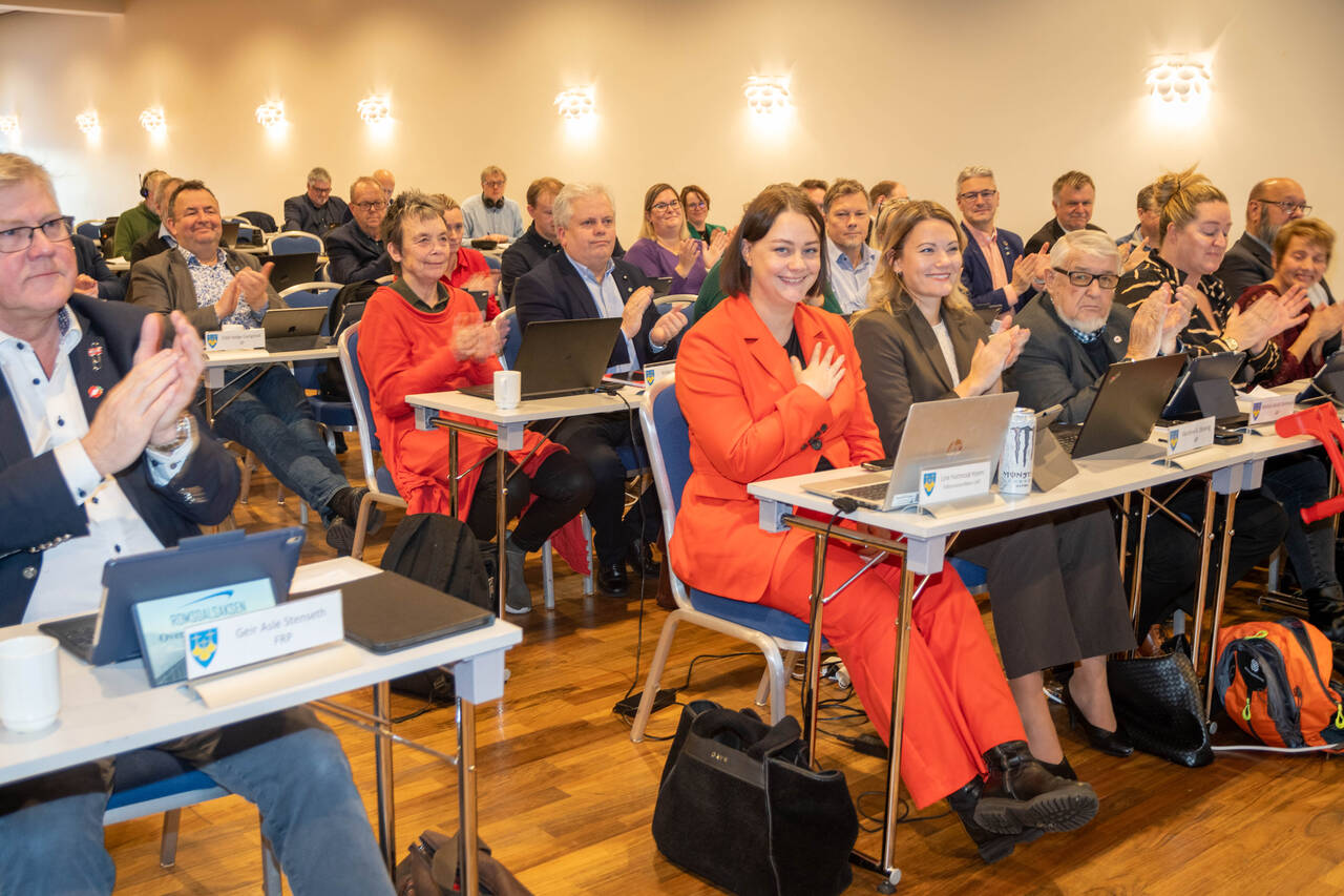 Fylkestinget applauderte Line Hatmosø Hoem (foran), som ble valgt til ny fylkesordfører fra 1. januar 2023. Bak Hoem sitter Kristin Sørheim, som ble valgt til fylkesvaraordførar fra 1. januar 2023. Foto: Møre og Romsdal fylkeskommune