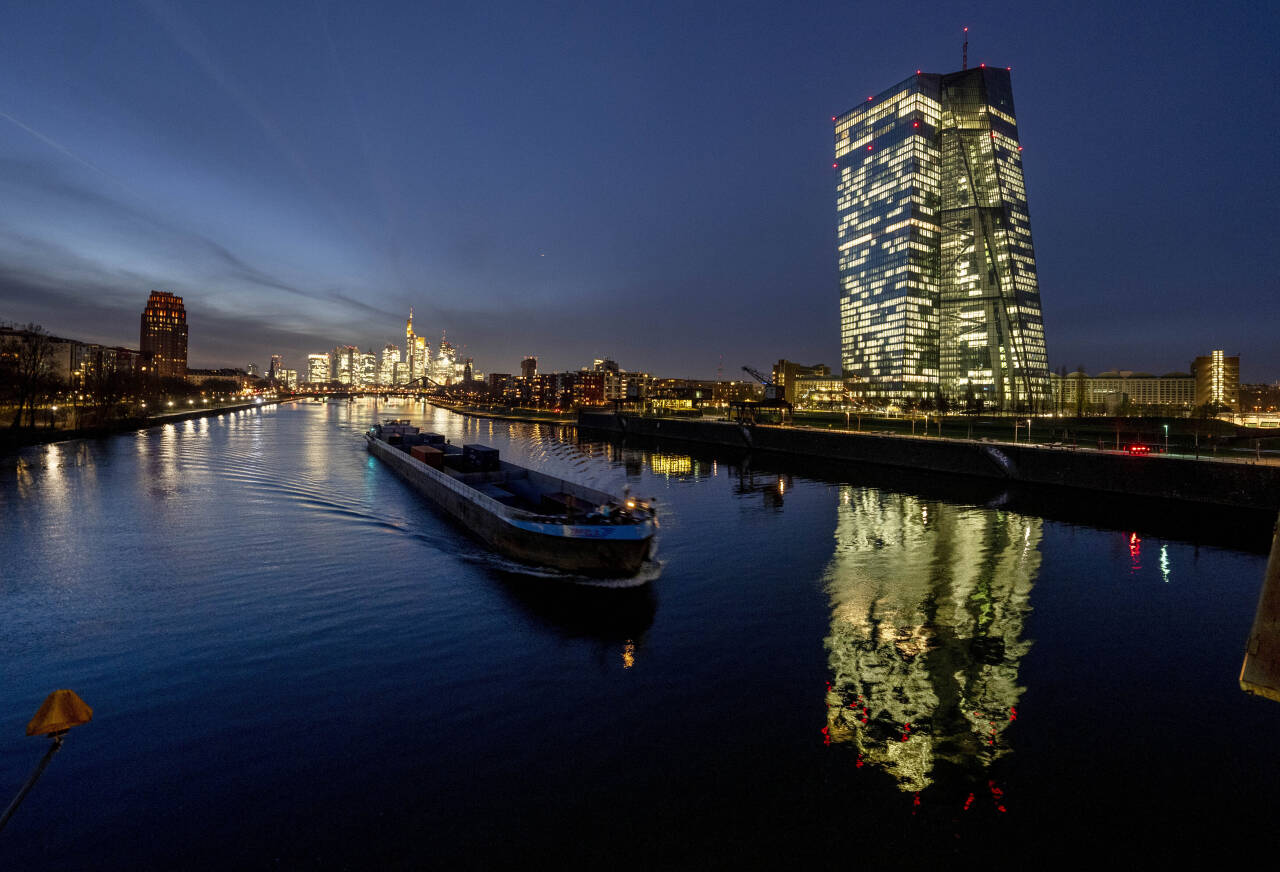 Den europeiske sentralbanken rager til værs ved elven Main i Frankfurt. Foto: Michael Probst / AP / NTB