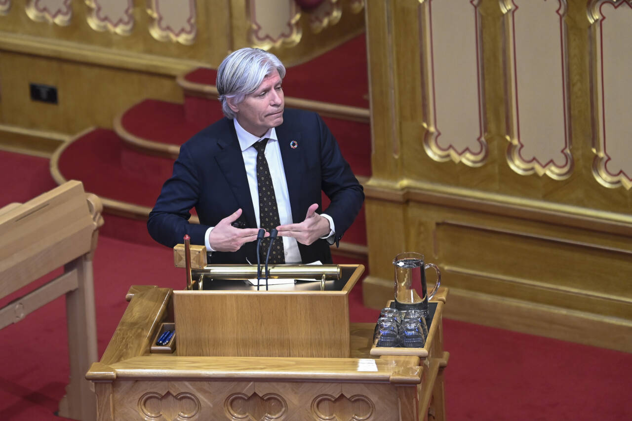 Venstres tidligere miljøminister Ola Elvestuen (V) kritiserer regjeringens vedtak om å felle tre ulveflokker.Foto: Annika Byrde / NTB