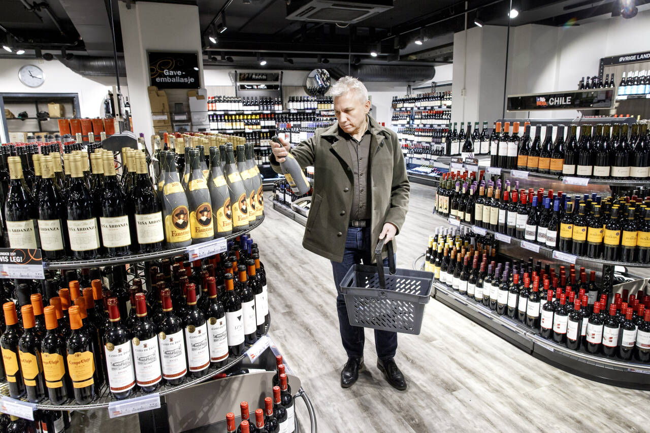 Salget av rødvin fortsetter å falle, og nordmenn velger i større grad lysere og letter varianter. Ikke minst tar boblesalget nye markedsandeler. Foto: Gorm Kallestad / NTB