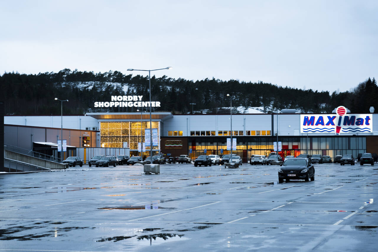 Det var glissent på kundeparkeringen ved Nordby shoppingsenter ved Svinesund i fjor. Slik er det ikke i år. Foto: Erik Johansen / NTB