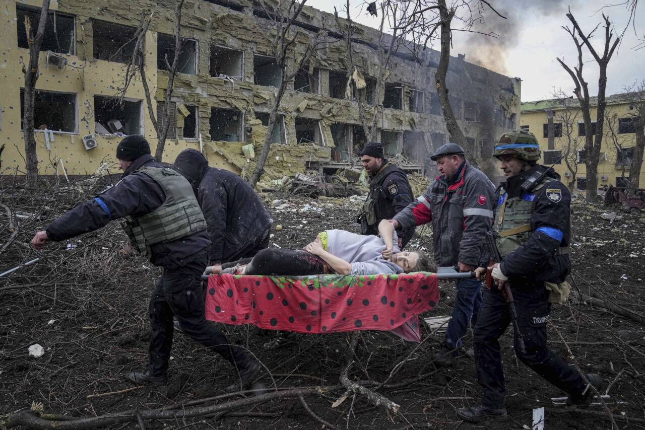 Havnebyen Mariupol ble lagt i ruiner, og mange tusen sivile og soldater ble drept under beleiringen fra russiske styrker i mars-mai. Foto: Jevhen Maloletka / AP / NTB