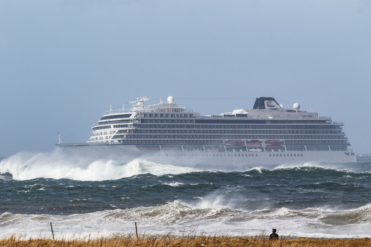 Cruiseskipet Viking Sky var i mars 2019 vær ved å drive på land da det fikk motorstans utenfor Male i Fræna, Hustadvika kommune. Foto: Steinar Melby / KSU.NO