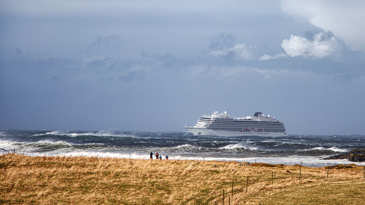 Cruiseskipet Viking Sky fikk 23. mars i 2019 motorstans utenfor Hustadvika på Mørekysten. Ingen personer ble skadd i havariet, men over 500 personer måtte evakueres med helikopter. Foto: Steinar Melby