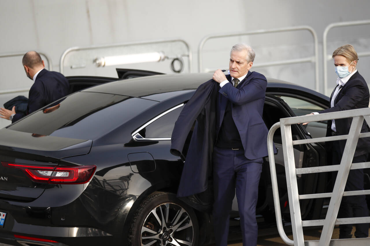 Statsminister Jonas Gahr Støre (Ap) besøkte fredag marinebasen i Brest, hvor han ble vist rundt på fregatten «Bretagne». Støre er tydelig på et det kommer lettelser i koronatiltakene lørdag. Foto: Javad Parsa / NTB