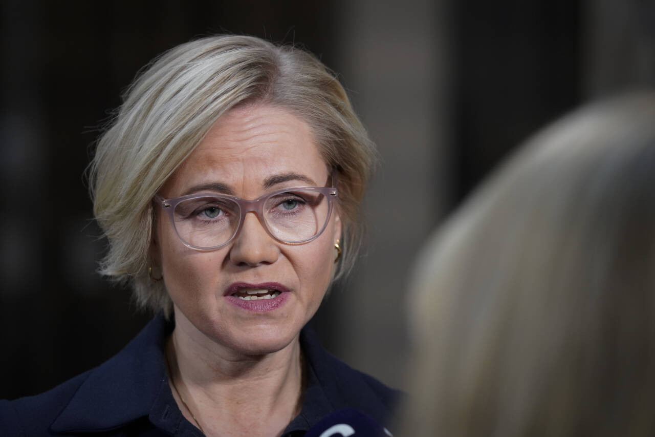 Helse- og omsorgsminister Ingvild Kjerkol (Ap) sier alt nå ligger til rette for at fødende kvinner kan ha med seg en partner under fødselen. Foto: Terje Bendiksby / NTB