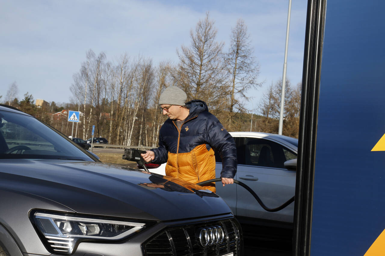 UKLART: Da Sune Wentzel skaffet seg en Audi e-tron SUV, var ladefart og rekkevidde viktige elementer. Men informasjon om hvordan ladefarten fungerer i praksis, er vanskelig å finne. Foto: Morten Abrahamsen / NTB