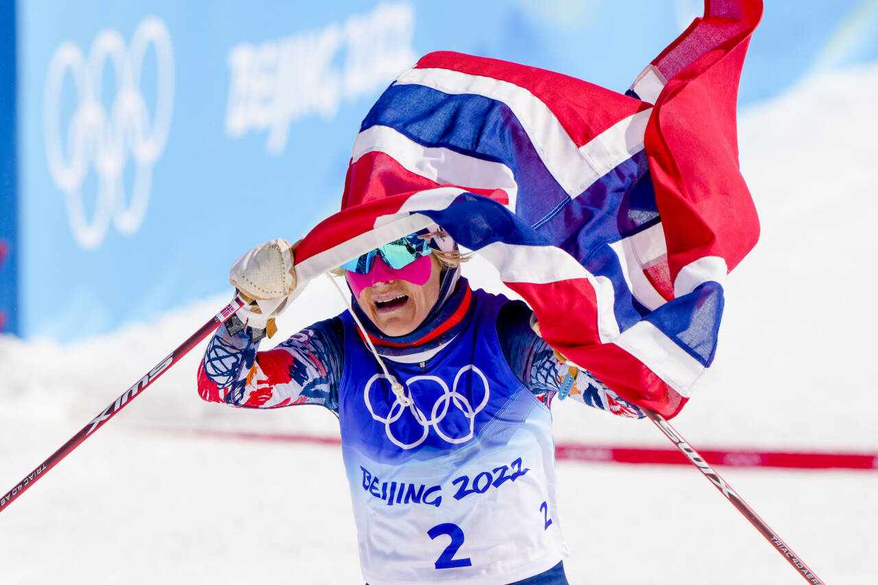 Therese Johaug til mål som OL-vinner på tremila. Foto: Heiko Junge / NTB