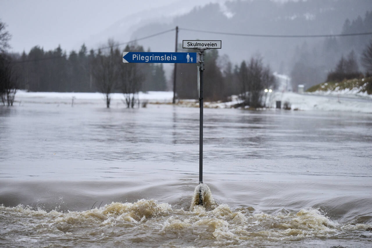 Fv700 sør for Svorkmo var oversvømmet etter ekstremværet Gyda midt i januar. Foto: Ole Martin Wold / NTB